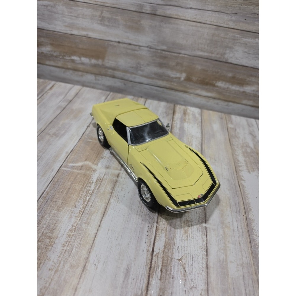 Chevrolet Corvette Stingray 427 Yellow 1:18 Diecast Model Car Opening Doors Hood